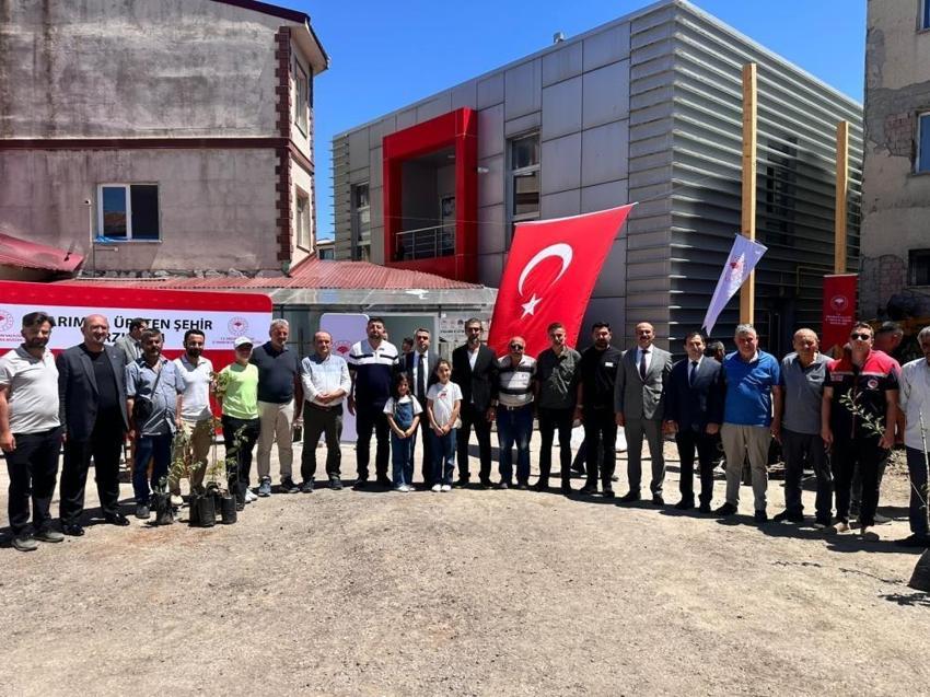Erzurum'da bin adet meyve fidanı ve sera desteği ücretsiz dağıtıldı!