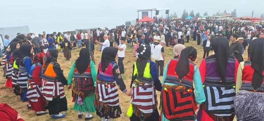 Karadeniz'de renk cümbüşü: 16. Karakısrak yayla şenliği horonlarla kutlandı!
