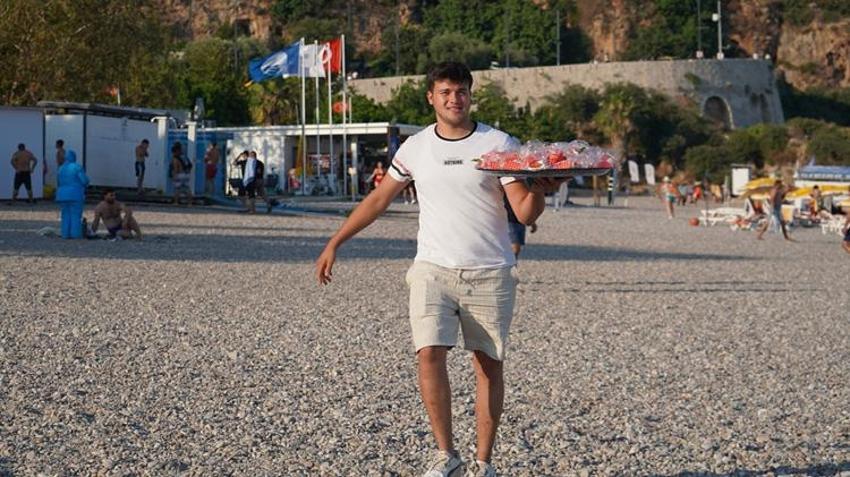 Plajda ücretsiz dağıtıyor! Antalyalı gencin karpuz sandviçi turistlerin yeni gözdesi oldu