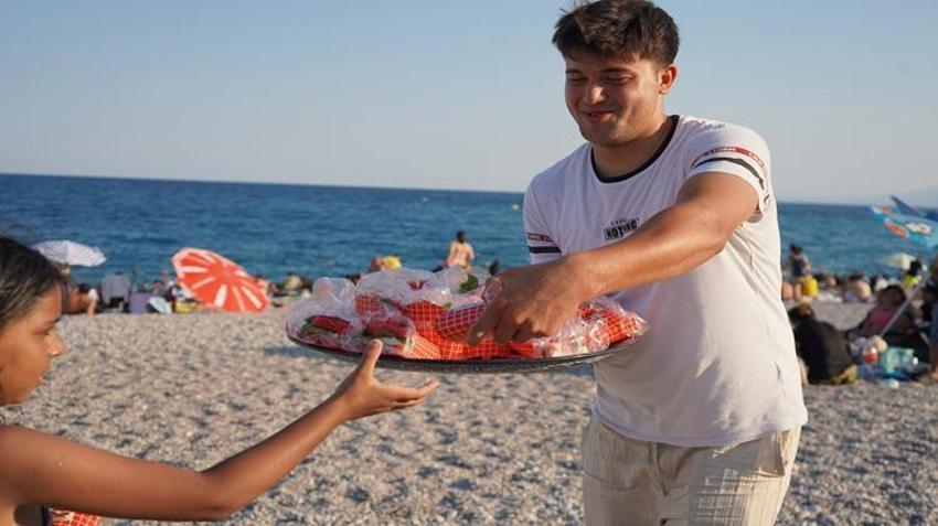 Plajda ücretsiz dağıtıyor! Antalyalı gencin karpuz sandviçi turistlerin yeni gözdesi oldu
