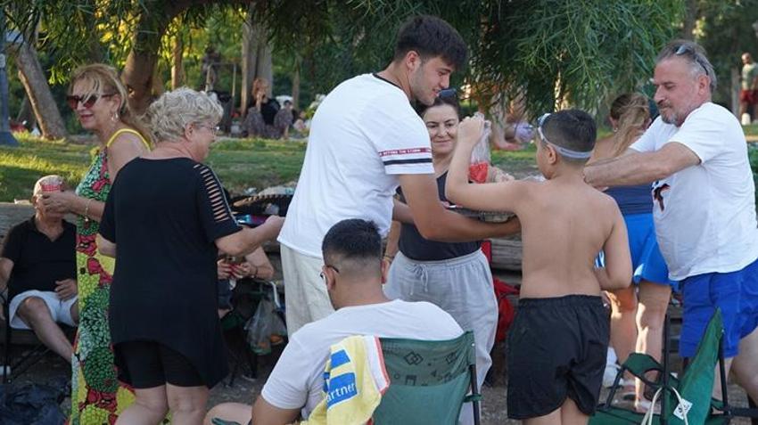 Plajda ücretsiz dağıtıyor! Antalyalı gencin karpuz sandviçi turistlerin yeni gözdesi oldu