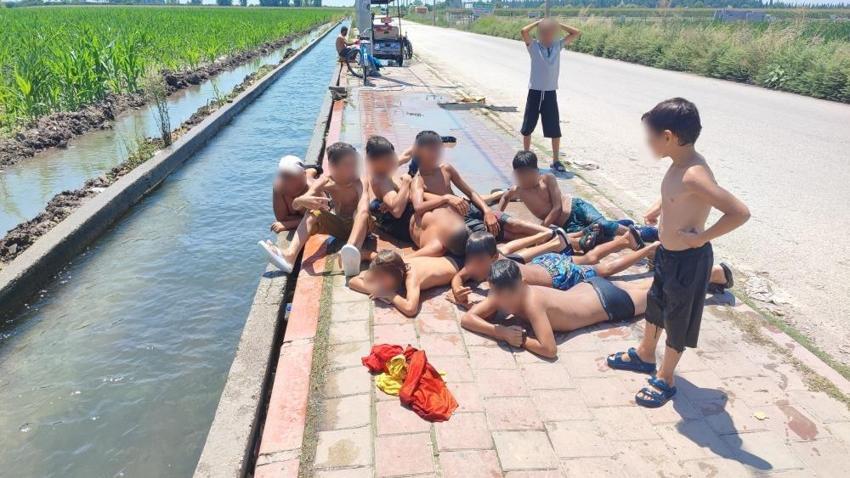 Adana sıcağına çocukların çözümü basit oldu: Kaldırımı plaja çevirdiler