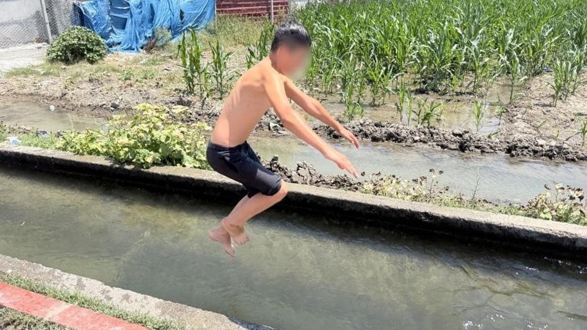 Adana sıcağına çocukların çözümü basit oldu: Kaldırımı plaja çevirdiler