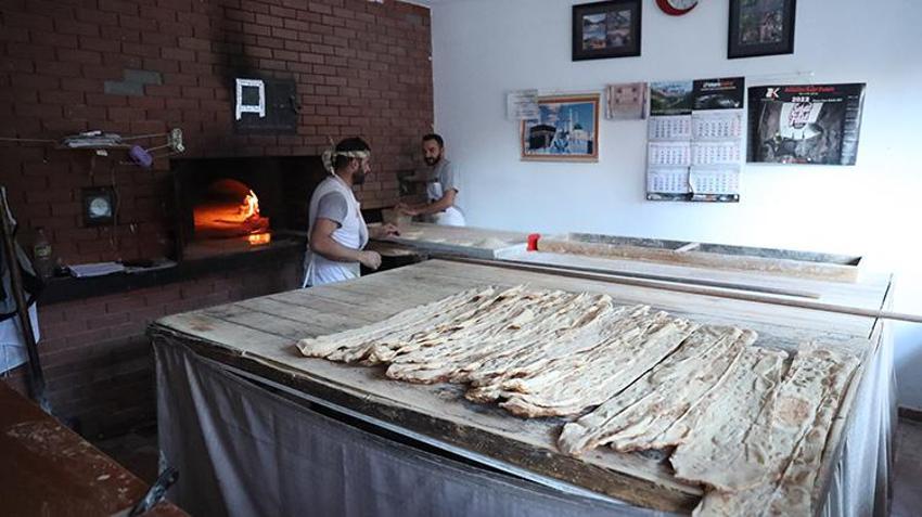 Osmanlı’dan kalan 100 yıllık lezzet! Erzincan’ın 6 ay bozulmayan Eğin ekmeği yok satıyor!