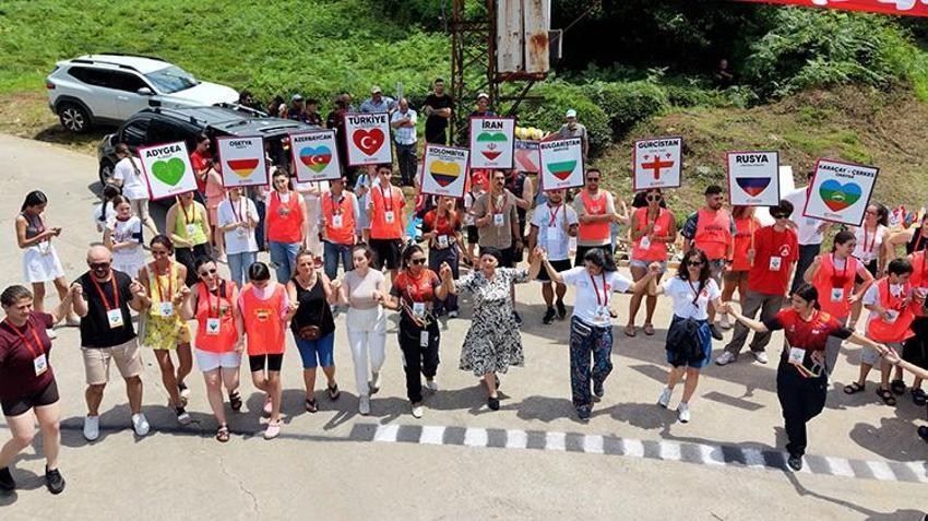 Rize Ardeşen'de Formulaz heyecanı: 12 ülkeden gelen dansçılar tahta arabalarla yarıştı!