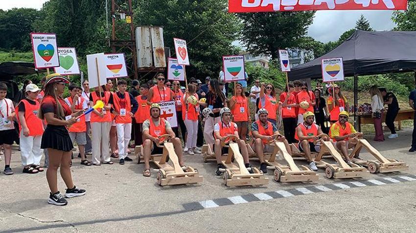 Rize Ardeşen'de Formulaz heyecanı: 12 ülkeden gelen dansçılar tahta arabalarla yarıştı!