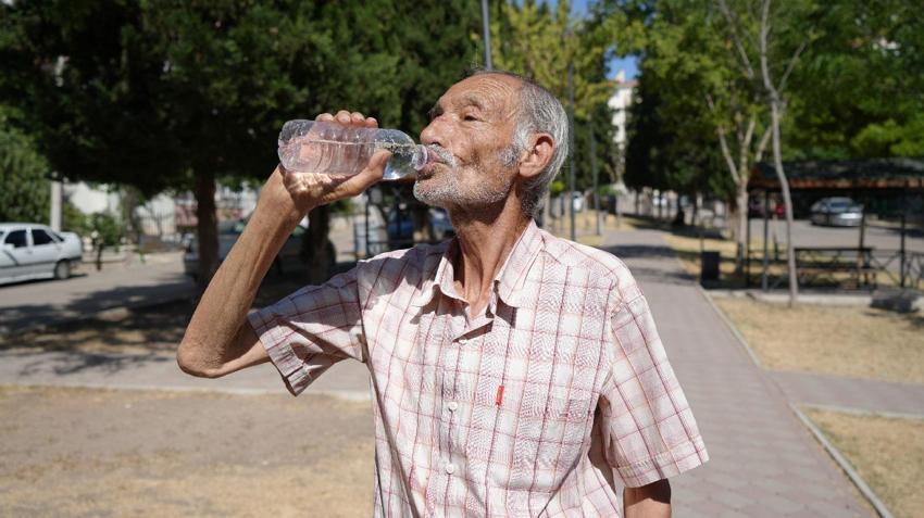 34 yıldır su içemeyen 79 yaşındaki adam, 10 gündür yemek de yiyemiyor