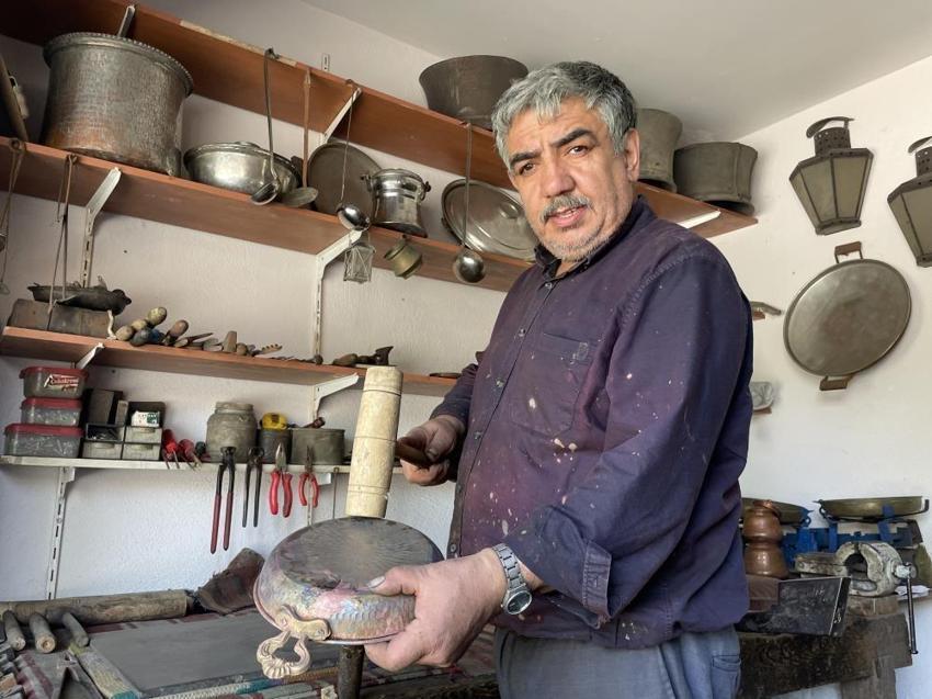55 yaşında yaz sıcağında kış hazırlığı yapıyor: Dükkanı ev hanımlarının uğrak noktası oldu