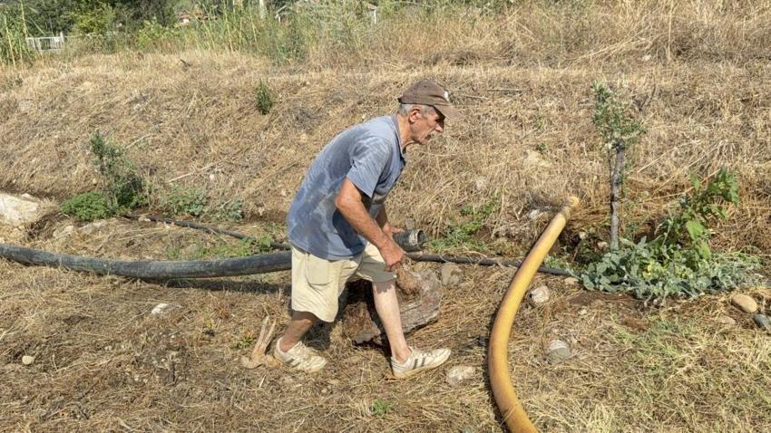 76 yaşındaki kanser hastasının her şeyi kül oldu: Her şeyi bırakıp yangın bölgesine su taşıdı