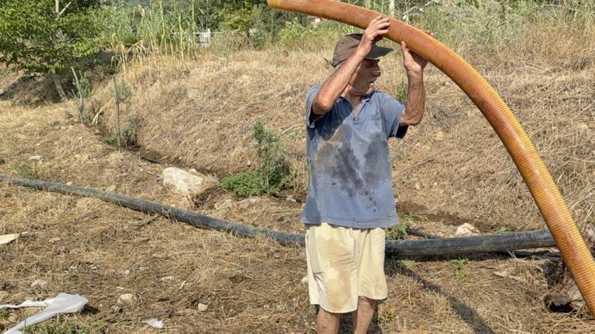 76 yaşındaki kanser hastasının her şeyi kül oldu: Her şeyi bırakıp yangın bölgesine su taşıdı