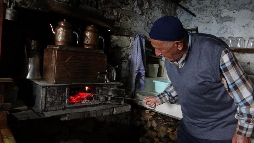 93 yaşında her gün kapısını açıyor! 70 yıllık taş kahvehaneyi tek başına yaşatıyor