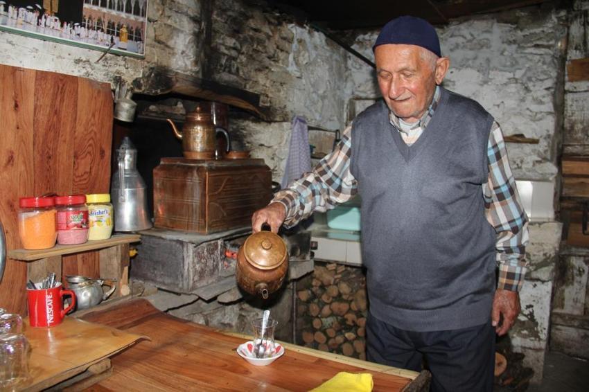 93 yaşında her gün kapısını açıyor! 70 yıllık taş kahvehaneyi tek başına yaşatıyor