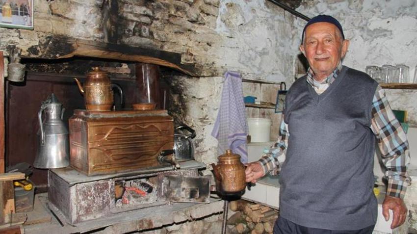 93 yaşında her gün kapısını açıyor! 70 yıllık taş kahvehaneyi tek başına yaşatıyor