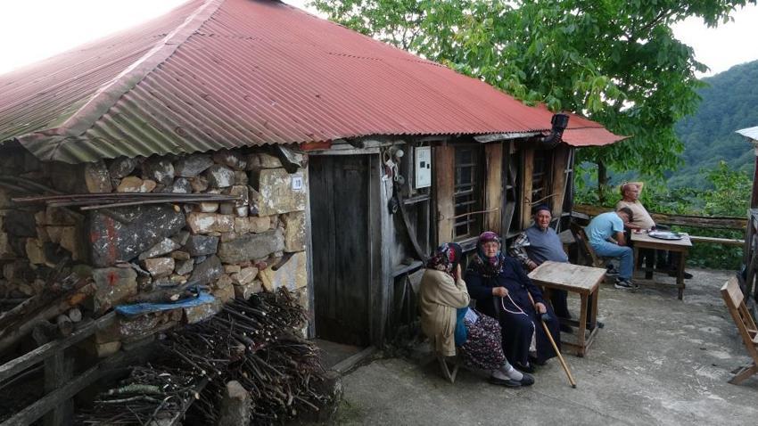 93 yaşında her gün kapısını açıyor! 70 yıllık taş kahvehaneyi tek başına yaşatıyor