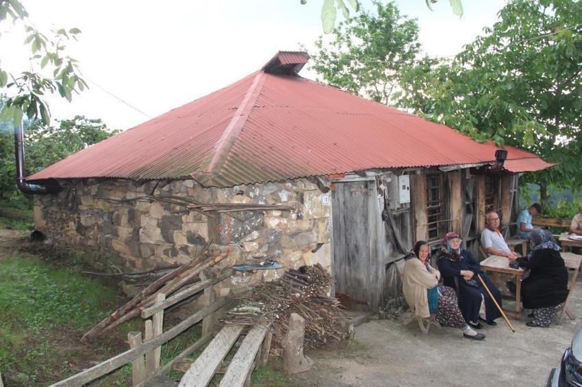 93 yaşında her gün kapısını açıyor! 70 yıllık taş kahvehaneyi tek başına yaşatıyor