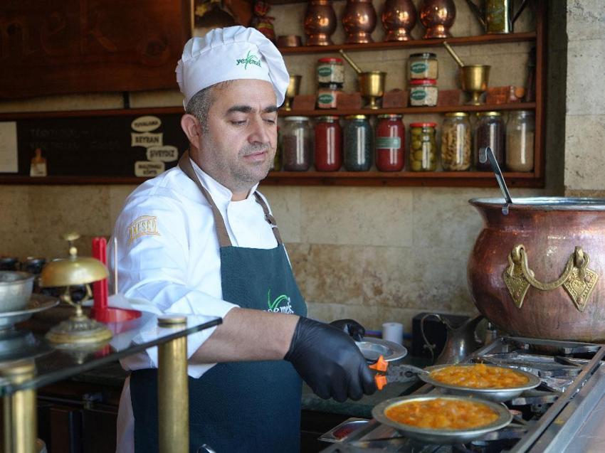 Kavurucu sıcaklar Gaziantep'in tescilli lezzeti beyrana olan ilgiyi azaltmadı