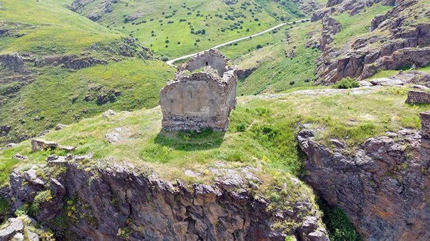 Kars'ta zaman bu köyde durmuş gibi: Asırlık surların içinde yaşam sürüyor! 'Dünyada çok az örneği var'