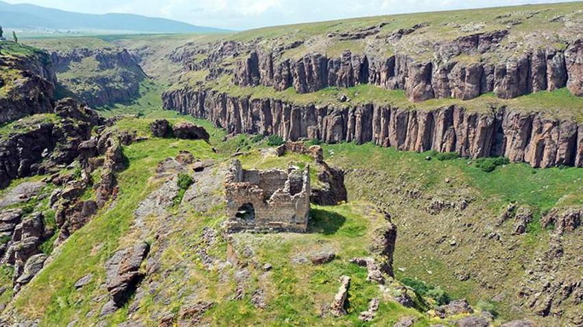 Kars'ta zaman bu köyde durmuş gibi: Asırlık surların içinde yaşam sürüyor! 'Dünyada çok az örneği var'