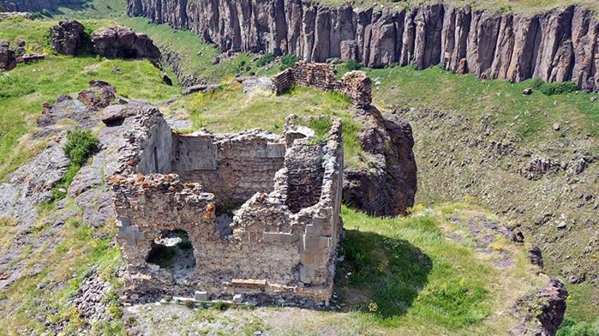 Kars'ta zaman bu köyde durmuş gibi: Asırlık surların içinde yaşam sürüyor! 'Dünyada çok az örneği var'