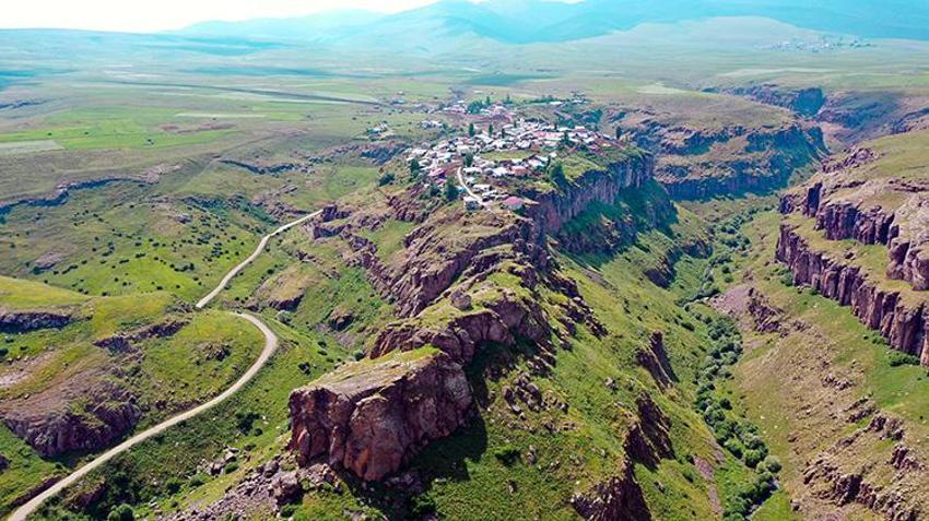 Kars'ta zaman bu köyde durmuş gibi: Asırlık surların içinde yaşam sürüyor! 'Dünyada çok az örneği var'