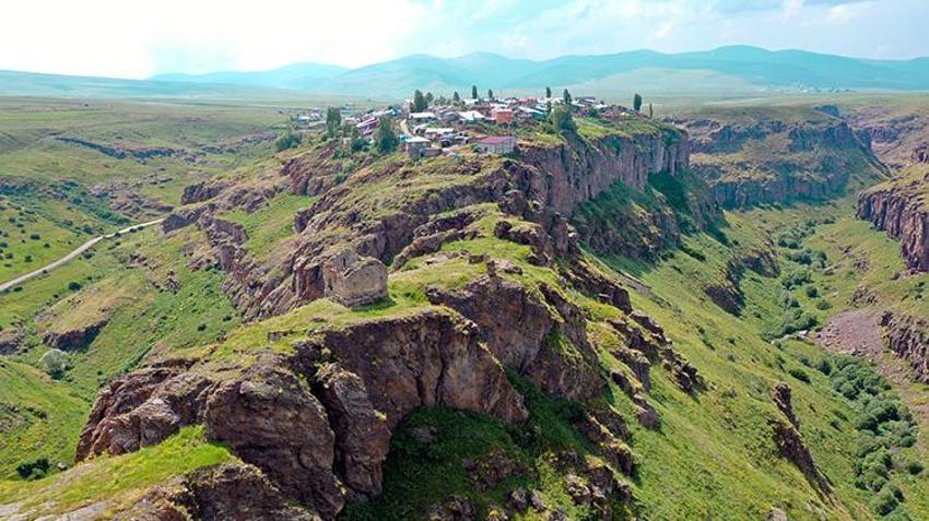 Kars'ta zaman bu köyde durmuş gibi: Asırlık surların içinde yaşam sürüyor! 'Dünyada çok az örneği var'