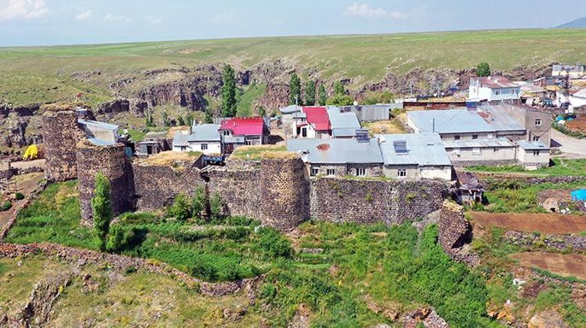 Kars'ta zaman bu köyde durmuş gibi: Asırlık surların içinde yaşam sürüyor! 'Dünyada çok az örneği var'