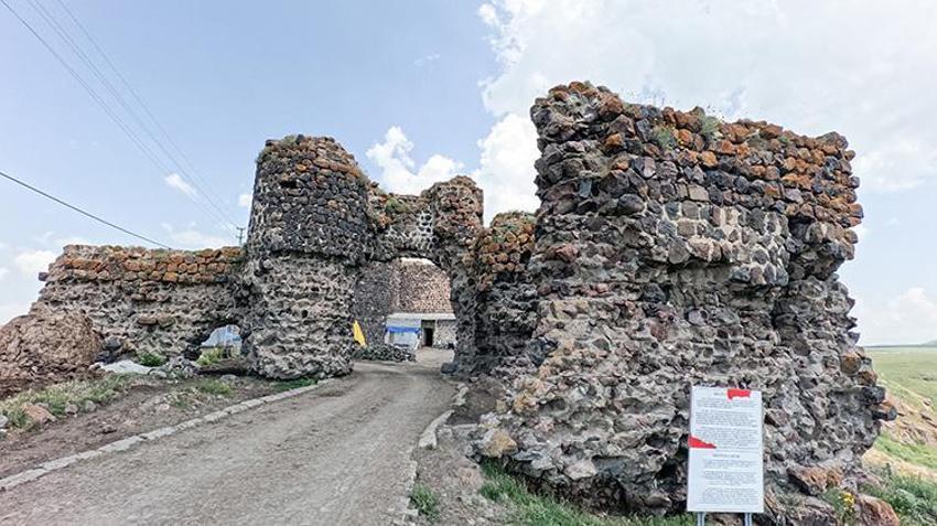 Kars'ta zaman bu köyde durmuş gibi: Asırlık surların içinde yaşam sürüyor! 'Dünyada çok az örneği var'
