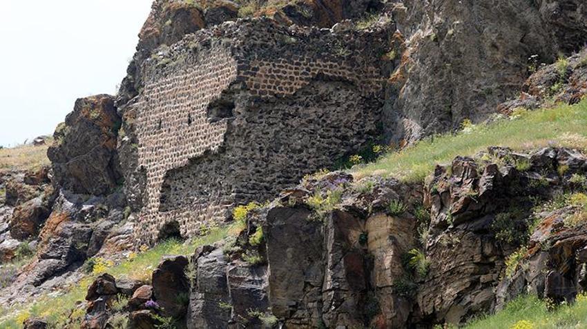 Kars'ta zaman bu köyde durmuş gibi: Asırlık surların içinde yaşam sürüyor! 'Dünyada çok az örneği var'