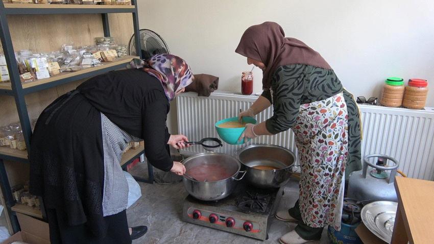 13 kadın girişimci yaptıkları ürünleri Türkiye'nin dört bir yanına gönderiyorlar