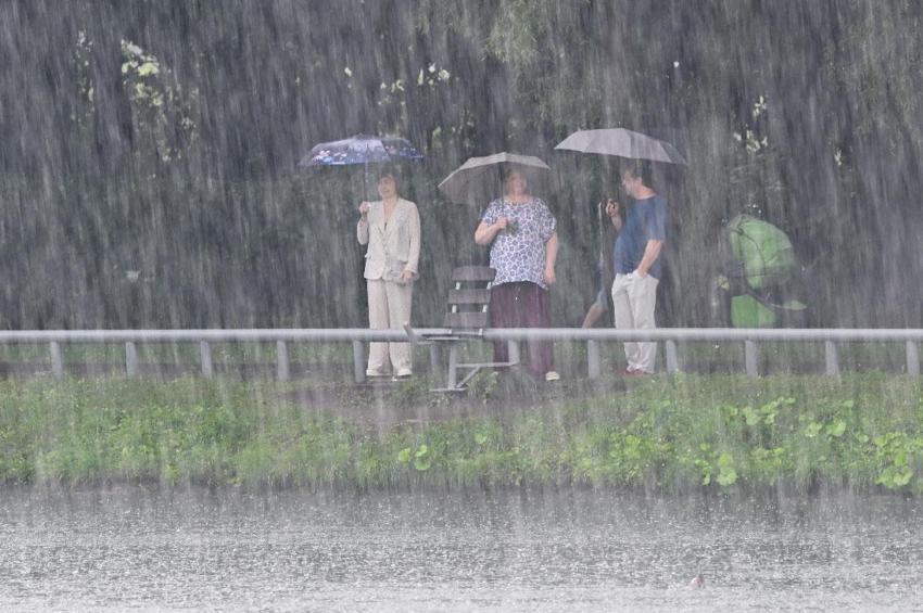Sıcak havanın yerini sağanak yağışlar alıyor Meteoroloji 35 ili sarı ve turuncu kodla uyardı! Prof. Dr. Orhan Şen ve AKOM'dan açıklama geldi