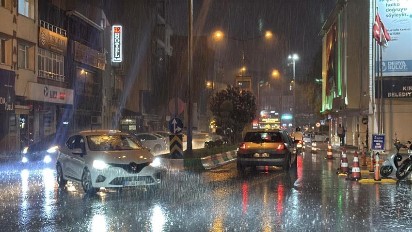 Sıcak havanın yerini sağanak yağışlar alıyor Meteoroloji 35 ili sarı ve turuncu kodla uyardı! Prof. Dr. Orhan Şen ve AKOM'dan açıklama geldi