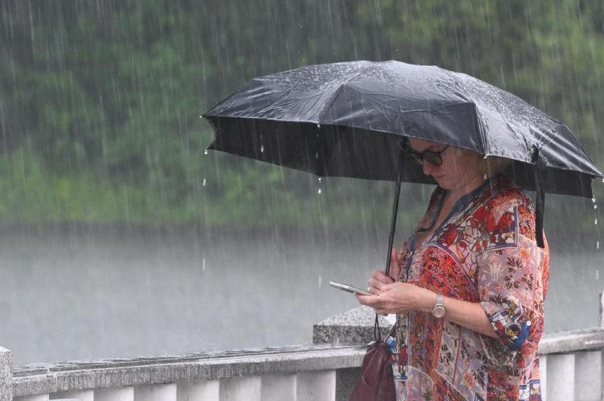 Sıcak havanın yerini sağanak yağışlar alıyor Meteoroloji 35 ili sarı ve turuncu kodla uyardı! Prof. Dr. Orhan Şen ve AKOM'dan açıklama geldi