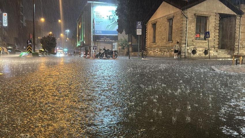 Sıcak havanın yerini sağanak yağışlar alıyor Meteoroloji 35 ili sarı ve turuncu kodla uyardı! Prof. Dr. Orhan Şen ve AKOM'dan açıklama geldi