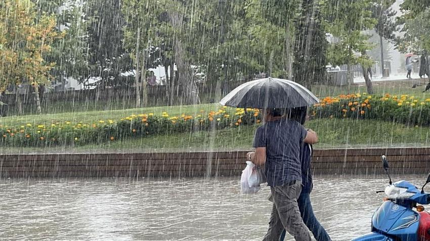 Sıcak havanın yerini sağanak yağışlar alıyor Meteoroloji 35 ili sarı ve turuncu kodla uyardı! Prof. Dr. Orhan Şen ve AKOM'dan açıklama geldi