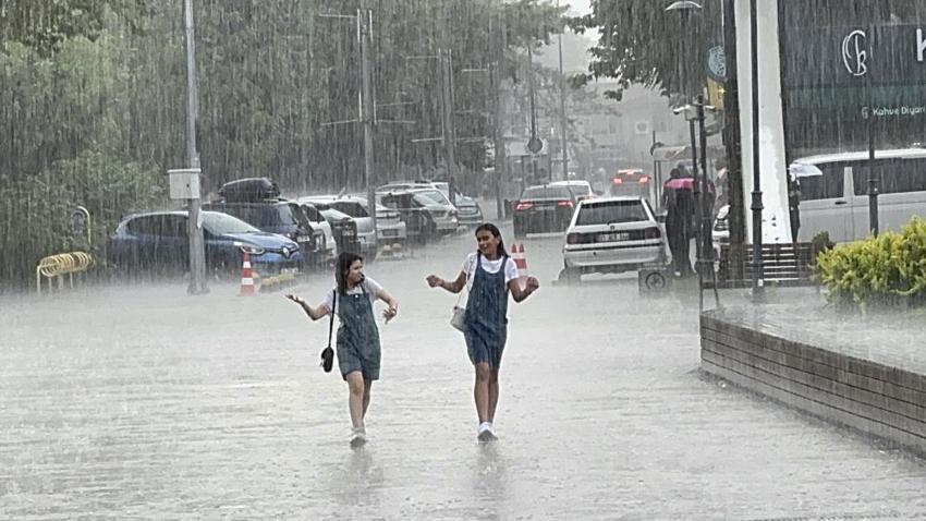 Sıcak havanın yerini sağanak yağışlar alıyor Meteoroloji 35 ili sarı ve turuncu kodla uyardı! Prof. Dr. Orhan Şen ve AKOM'dan açıklama geldi