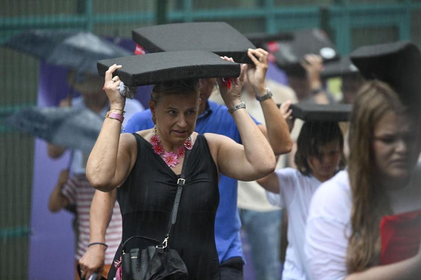Sıcak havanın yerini sağanak yağışlar alıyor Meteoroloji 35 ili sarı ve turuncu kodla uyardı! Prof. Dr. Orhan Şen ve AKOM'dan açıklama geldi