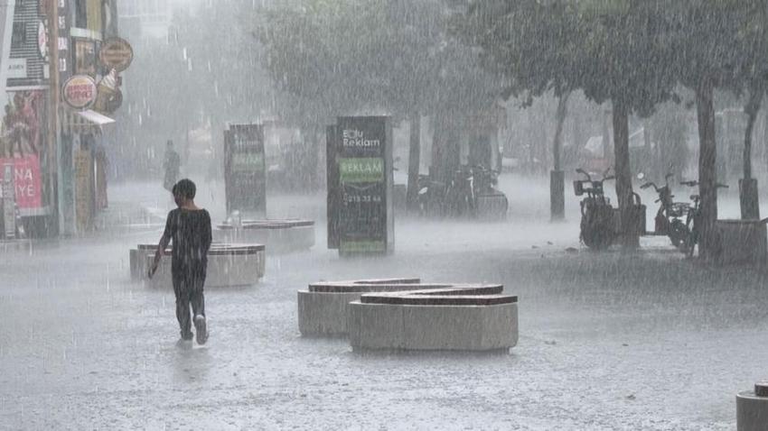 Sıcak havanın yerini sağanak yağışlar alıyor Meteoroloji 35 ili sarı ve turuncu kodla uyardı! Prof. Dr. Orhan Şen ve AKOM'dan açıklama geldi