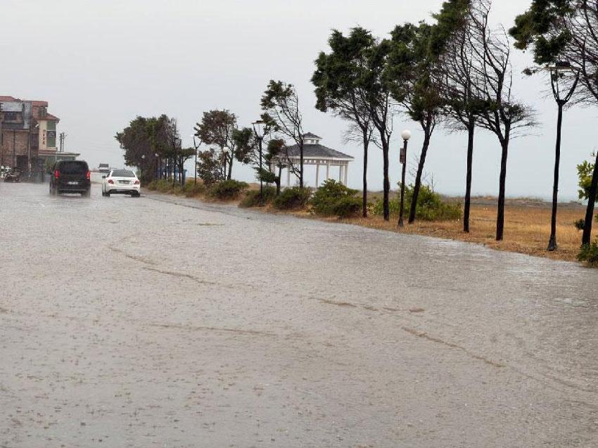 Sıcak havanın yerini sağanak yağışlar alıyor Meteoroloji 35 ili sarı ve turuncu kodla uyardı! Prof. Dr. Orhan Şen ve AKOM'dan açıklama geldi