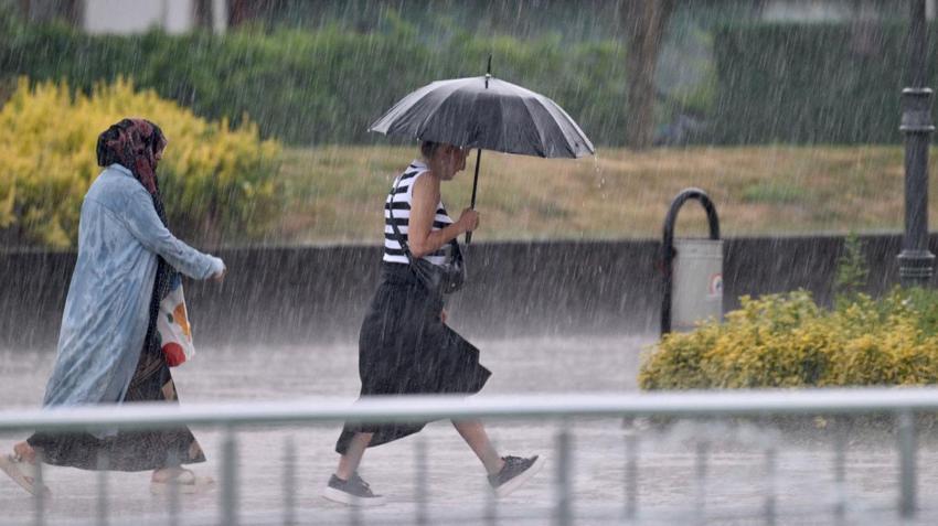 Sıcak havanın yerini sağanak yağışlar alıyor Meteoroloji 35 ili sarı ve turuncu kodla uyardı! Prof. Dr. Orhan Şen ve AKOM'dan açıklama geldi