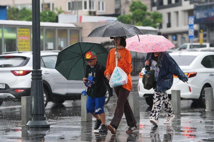 Sıcak havanın yerini sağanak yağışlar alıyor Meteoroloji 35 ili sarı ve turuncu kodla uyardı! Prof. Dr. Orhan Şen ve AKOM'dan açıklama geldi