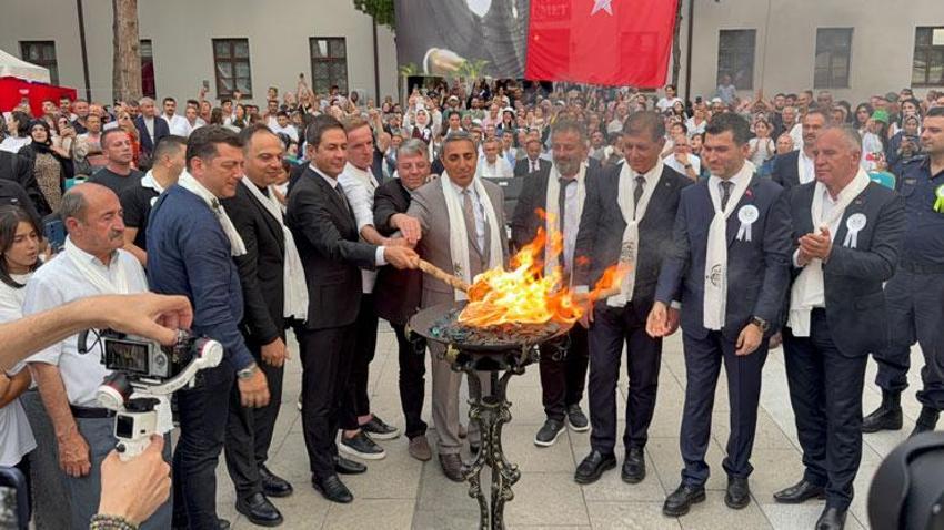 7 saatte pişirilen yaklaşık 280 bin baklalı dev Narince yaprağıyla rekorluk lezzet