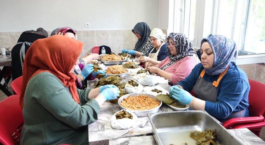 7 saatte pişirilen yaklaşık 280 bin baklalı dev Narince yaprağıyla rekorluk lezzet