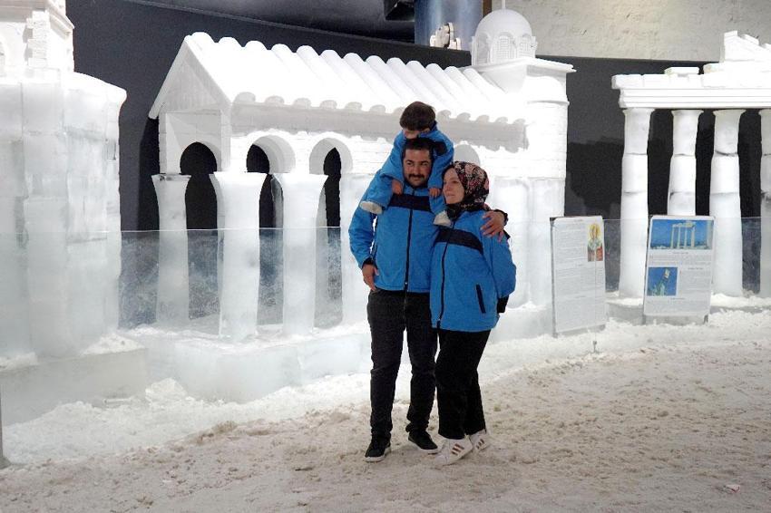 Şehir 44 derece içerisi eksi 2 derece! Türkiye'nin en sıcak şehirlerinden Antalya'da bunaltıcı sıcağa 'kar odası' molası