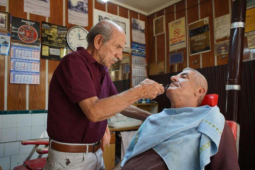 58 yıllık ortağı vefat edince koltuğunu emekli etti