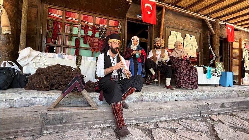 Rize'de halasından öğrendi! Bakanlık özel listeye aldı, 81 ili gezerek yapıyor