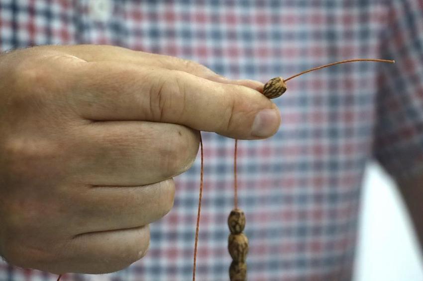 Sivaslı usta geri dönüşümden ilham aldı, atıkları çöpe gitmekten kurtarıp sanat eserine dönüştürdü!