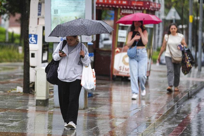 Gök gürültülü sağanak yağışlar 60 ilde etkili olacak! Meteoroloji ani sel, su baskını, yıldırım, yerel dolu yağışı ve heyelana karşı uyardı