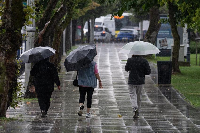 Gök gürültülü sağanak yağışlar 60 ilde etkili olacak! Meteoroloji ani sel, su baskını, yıldırım, yerel dolu yağışı ve heyelana karşı uyardı