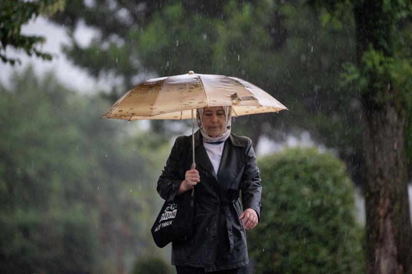 Gök gürültülü sağanak yağışlar 60 ilde etkili olacak! Meteoroloji ani sel, su baskını, yıldırım, yerel dolu yağışı ve heyelana karşı uyardı