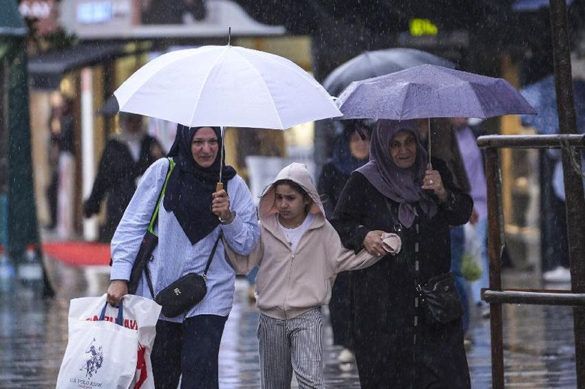 Gök gürültülü sağanak yağışlar 60 ilde etkili olacak! Meteoroloji ani sel, su baskını, yıldırım, yerel dolu yağışı ve heyelana karşı uyardı